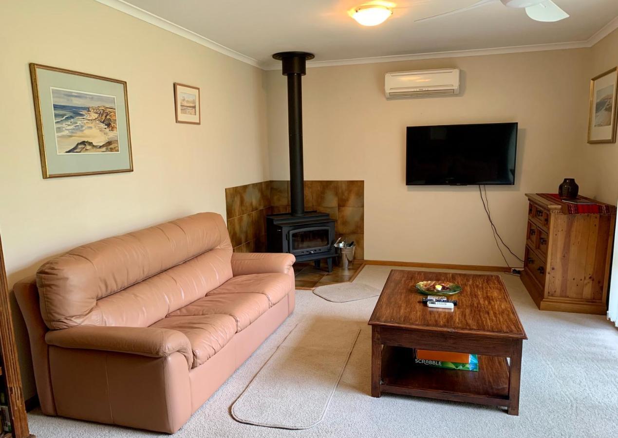 Leeward 'tranquil Beachfront' Holiday home *